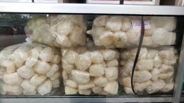 Kerupuk rambak kerbau.