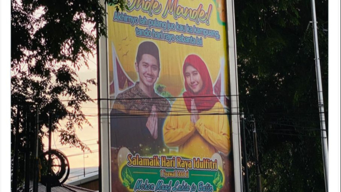 Baliho Shenina Cinnamon dan Emir Mahira