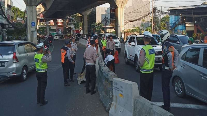 Kemacetan parah imbas rekayasa lalu lintas di persimpangan Santa, Jaksel