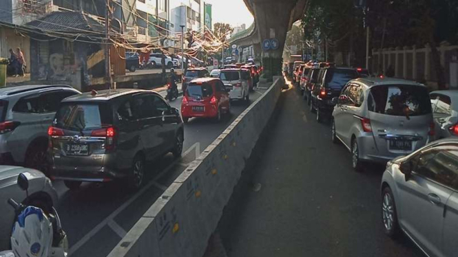 Kemacetan parah imbas rekayasa lalu lintas di persimpangan Santa, Jaksel