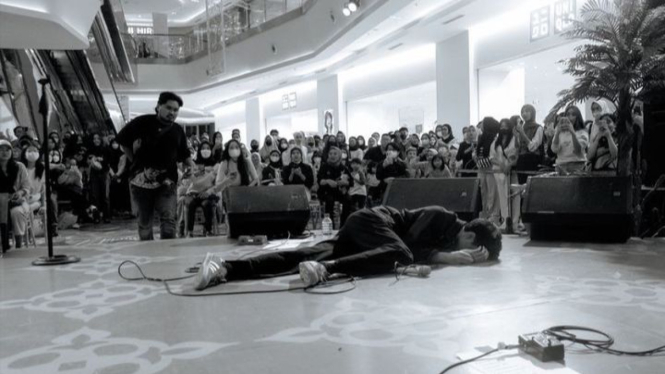 Devano Danendra pingsan di atas panggung
