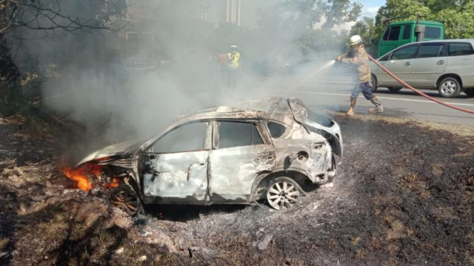Mazda tipe CX5 yang terbakar karena membawa tiner di tol.