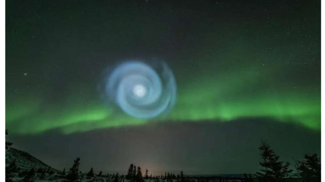 Benda asing nan aneh di atas Alaska