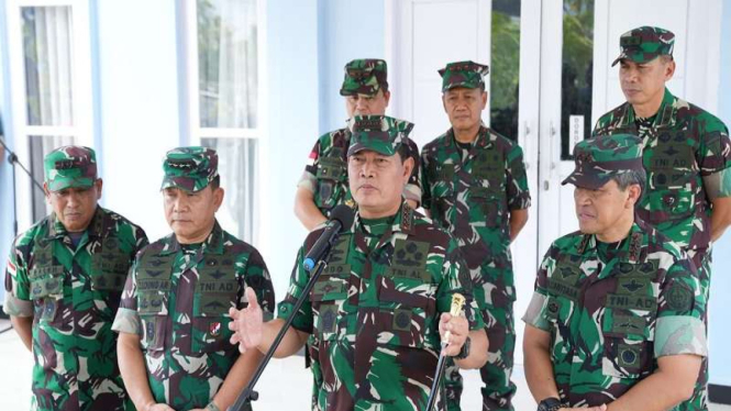 Panglima TNI Laksamana Yudo Margono jumpa pers di Lanud Timika, Papua