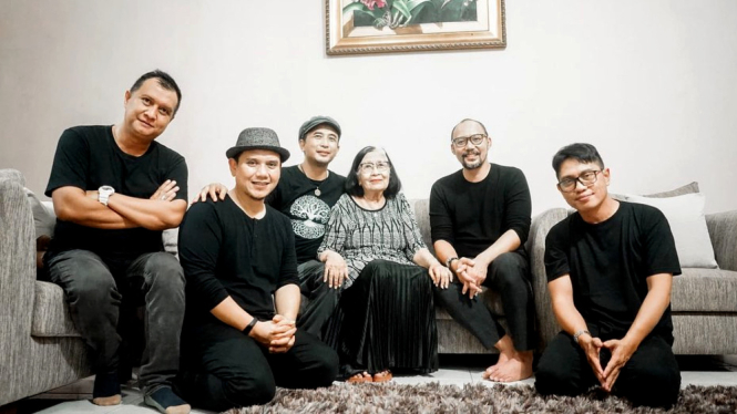 Piyu bersama Ibunda dan seluruh personel Padi Reborn