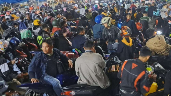 Para pemudik yang mengendarai sepeda motor memadati Pelabuhan Ciwandan, Kota Cilegon, Banten, pada Selasa malam, 18 April 2023.