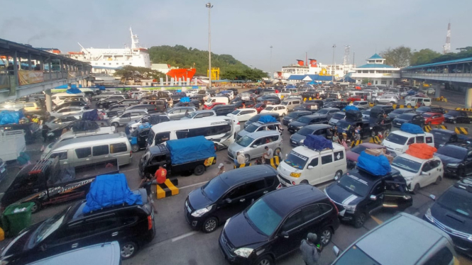 Antrean kendaraan pemudik di pelabuhan Merak Banten 