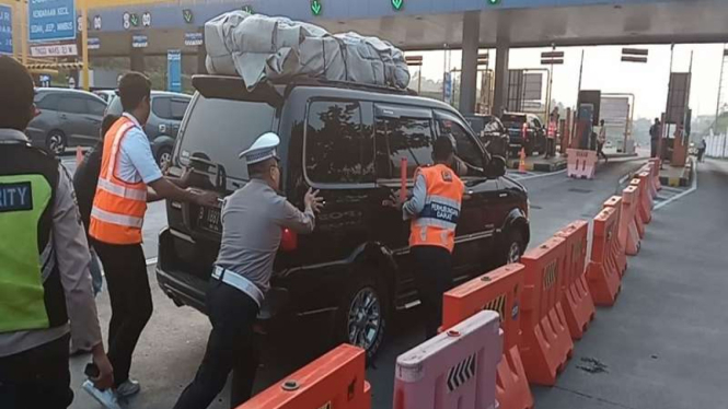 Petugas Dorong Mobil Pemudik Mogok
