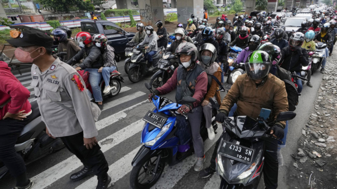 Pemudik Motor Berbondong-bondong Tinggalkan Jakarta