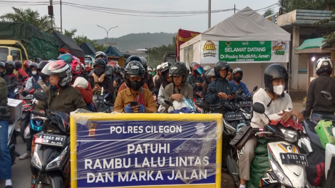 Pemudik sepeda motor masih padati Pelabuhan Ciwandan, Cilegon