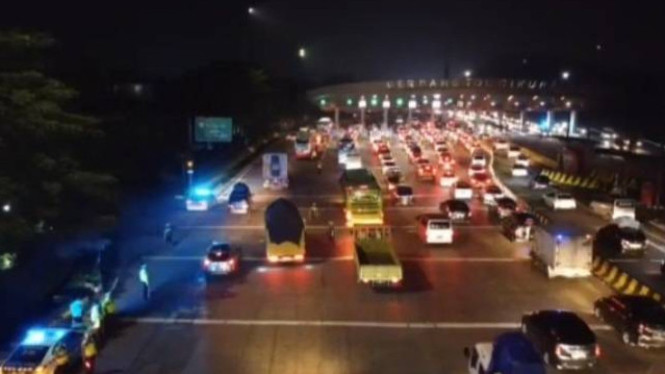 (ILUSTRASI) Puncak Arus Mudik, Kendaraan Lintasi Tol Cikupa Tangerang-Merak
