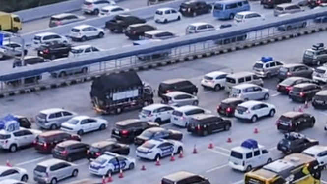 Gerbang Tol Cikampek Utama Saat Arus Mudik.