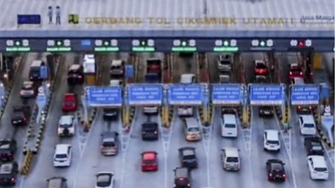 Gerbang Tol Cikampek Utama Saat Arus Mudik 2023