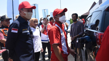 Menteri ESDM Arifin Tasrif yang didampingi Dirut PT Pertamina Nicke Widyawati meninjau pengisian BBM