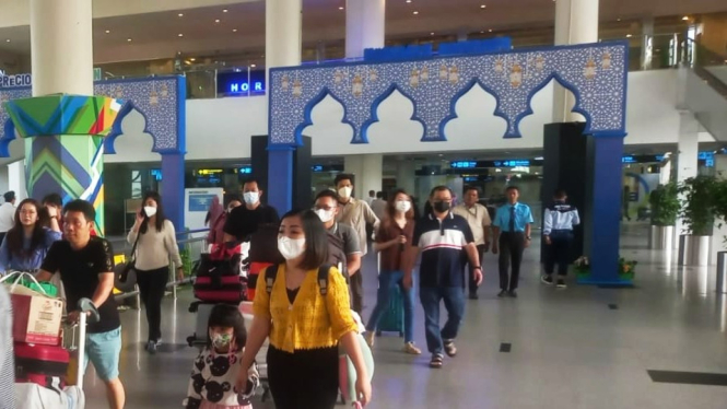  Aktivitas penumpang di Bandara Kualanamu, Kabupaten Deli Serdang.