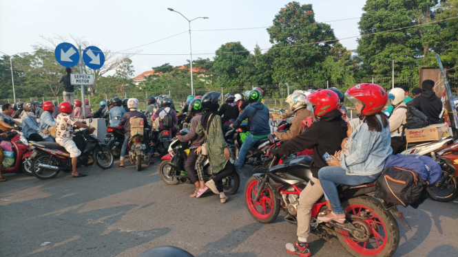Pemudik dengan sepeda motor memadati Jembatan Suramadu.