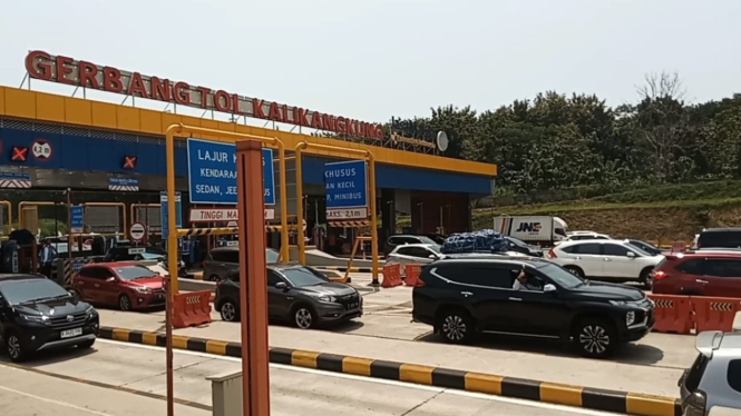 Antrean kendaraan di Gerbang Tol Kalikangkung pada puncak arus mudik Lebaran 2023.