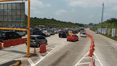 Antrean kendaraan di Gerbang Tol Kalikangkung pada puncak arus mudik Lebaran 2023.