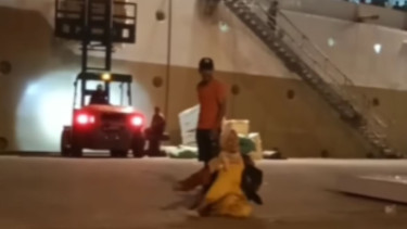 Wanita teriak histeris di dermaga, diduga ditinggal kekasih mudik Lebaran