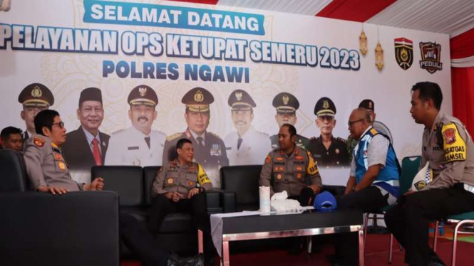 Kakor Sabhara Baharkam Polri Irjen Priyo mengecek arus mudik di rest area Ngawi