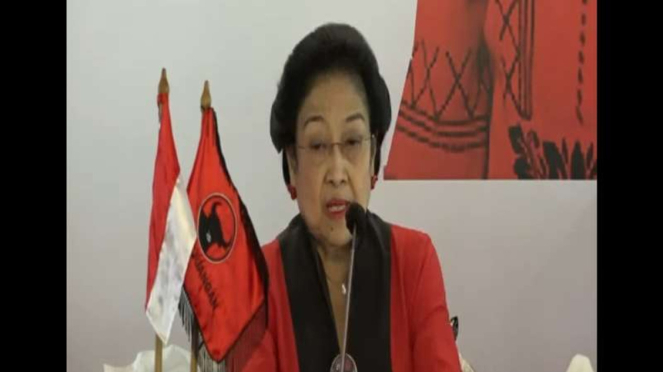 Megawati Pakaikan Ganjar Peci Usai Umumkan Namanya Sebagai Capres PDIP