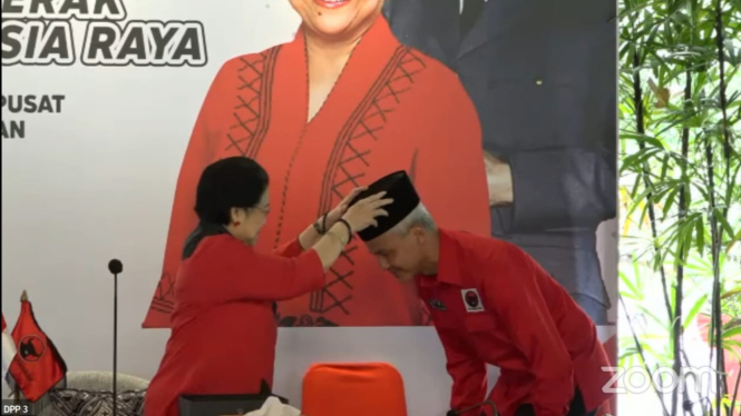 Ketua Umum PDIP Megawati Soekarnoputri memakaikan peci ke Ganjar Pranowo