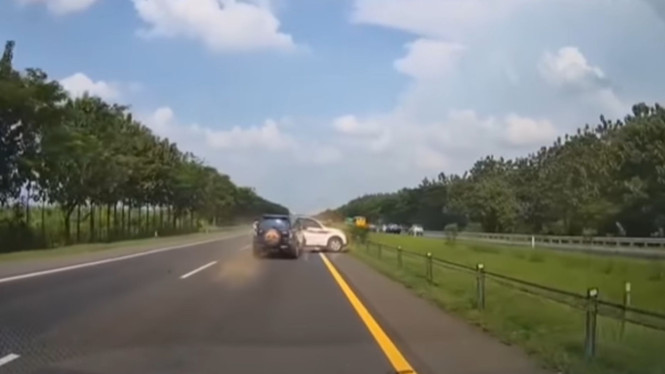 2 Toyota Rush Bertabrakan 1 Terguling di Tol Cipali