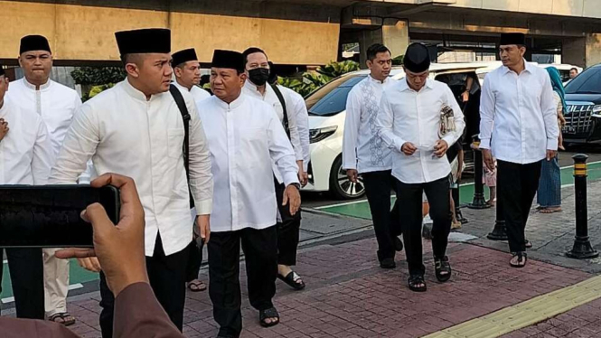 Prabowo Subianto Salat Idul Fitri 1444 H di Masjid Al-Azhar Jakarta Selatan