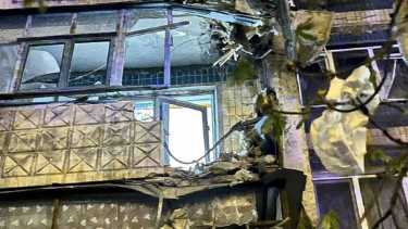 Jet Rusia tak sengaja menembak kotanya sendiri dekat Ukraina, lukai tiga orang