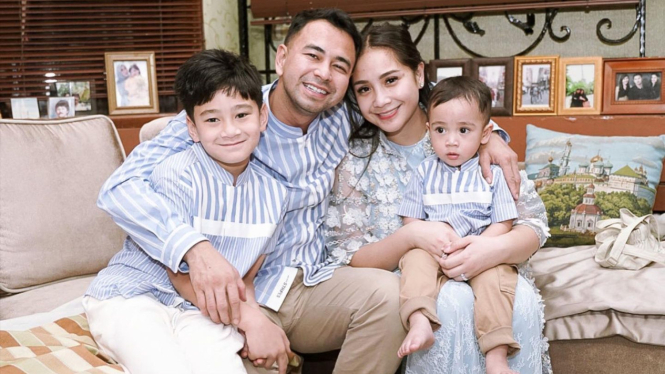 Foto pose Lebaran keluarga Raffi Ahmad-Nagita Slavina