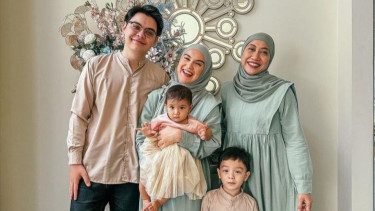 Foto pose Lebaran keluarga Irish Bella