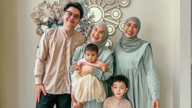 Foto pose Lebaran keluarga Irish Bella