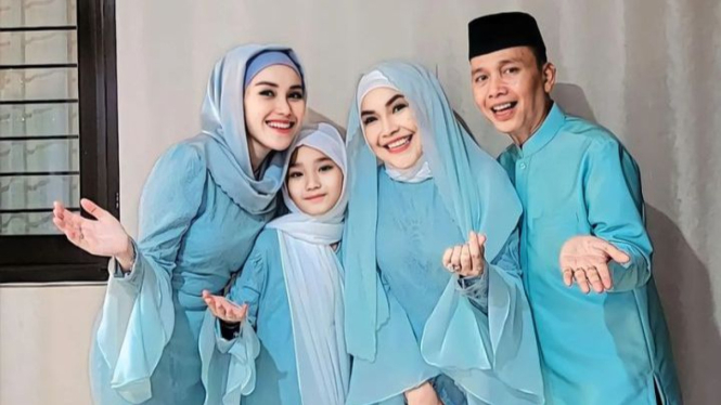 Foto pose Lebaran keluarga Ayu Ting Ting