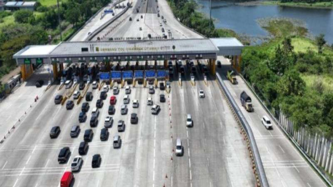 (FOTO ILUSTRASI) Suasana arus lalu lintas di Gerbang Tol Cikampek Utama. 