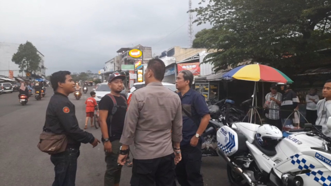 Polisi berupaya melerai keributan Massa di Tasikmalaya