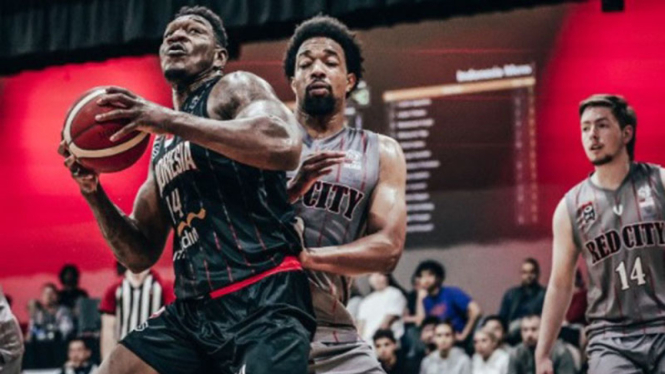 Pemain Timnas Basket Indonesia, Lester Proseper saat hadapi tim NBL1 Australia