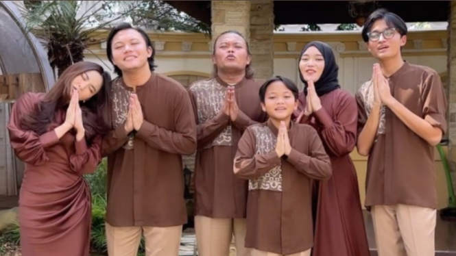 Pose Lebaran ala keluarga Sule dan Mahalini