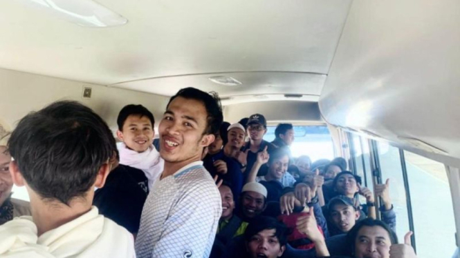 Ratusan WNI menempuh perjalanan darat dari Ibu Kota Khartoum ke Port Sudan pada Minggu (23/4/2023), untuk kemudian dievakuasi ke Indonesia melalui Jeddah, Arab Saudi.