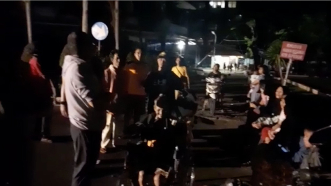Warga keluar rumah pasca gempa berkekuatan magnitudo 7,3.