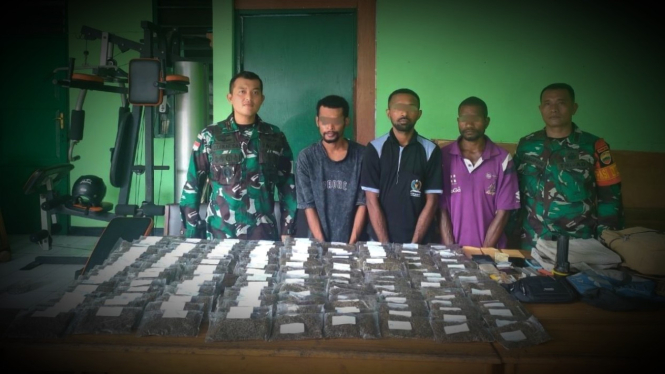 VIVA Militer: 3 pengedar narkoba ditangkap Satgas Yonif 132/Bima Sakti.