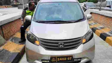 Mobil pemudik pakai rotator dan plat Kepolisian.