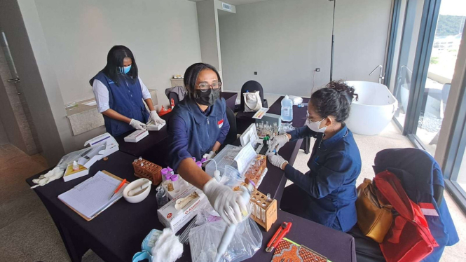 Loka POM Manggarai Barat sedang melakukan pemeriksaan makanan.
