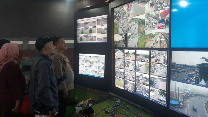 Kapolres Bogor AKBP Iman Imannudin pantau jalur Puncak