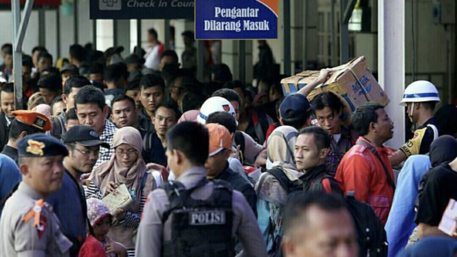 Pemudik Masih Padati Stasiun Senen Jakpus 