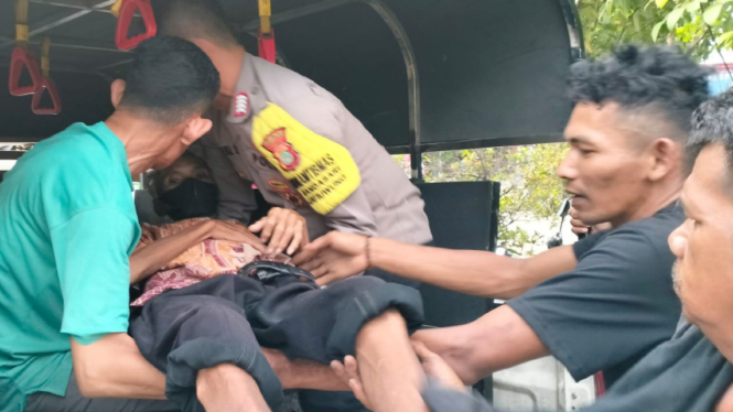 Seorang pria lansia tergeletak di pinggir jalan, diduga diterlantarkan keluarga