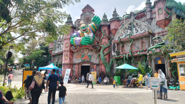 Suasana libur Lebaran di wahana permainan Taman Rekreasi Saloka Semarang.