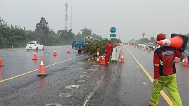 Jasa Marga terapkan rekayasa lalu lintas Contraflow di Tol Jagorawi arah Jakarta.