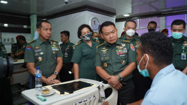 VIVA Militer: KSAD Jenderal TNI Dudung jenguk 7 prajurit korban penyerangan OPM