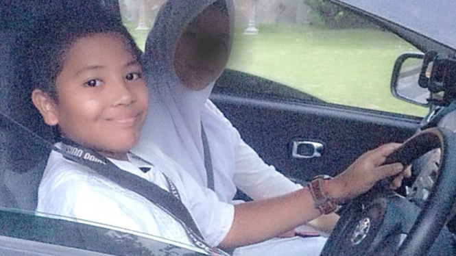Potret Aditya Hasibuan yang masih kecil nyetir mobil