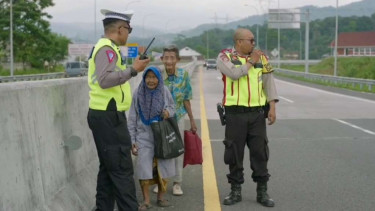 Sepasang kakek dan nenek yang akan kembali ke rumah mereka tersesat menyusuri to